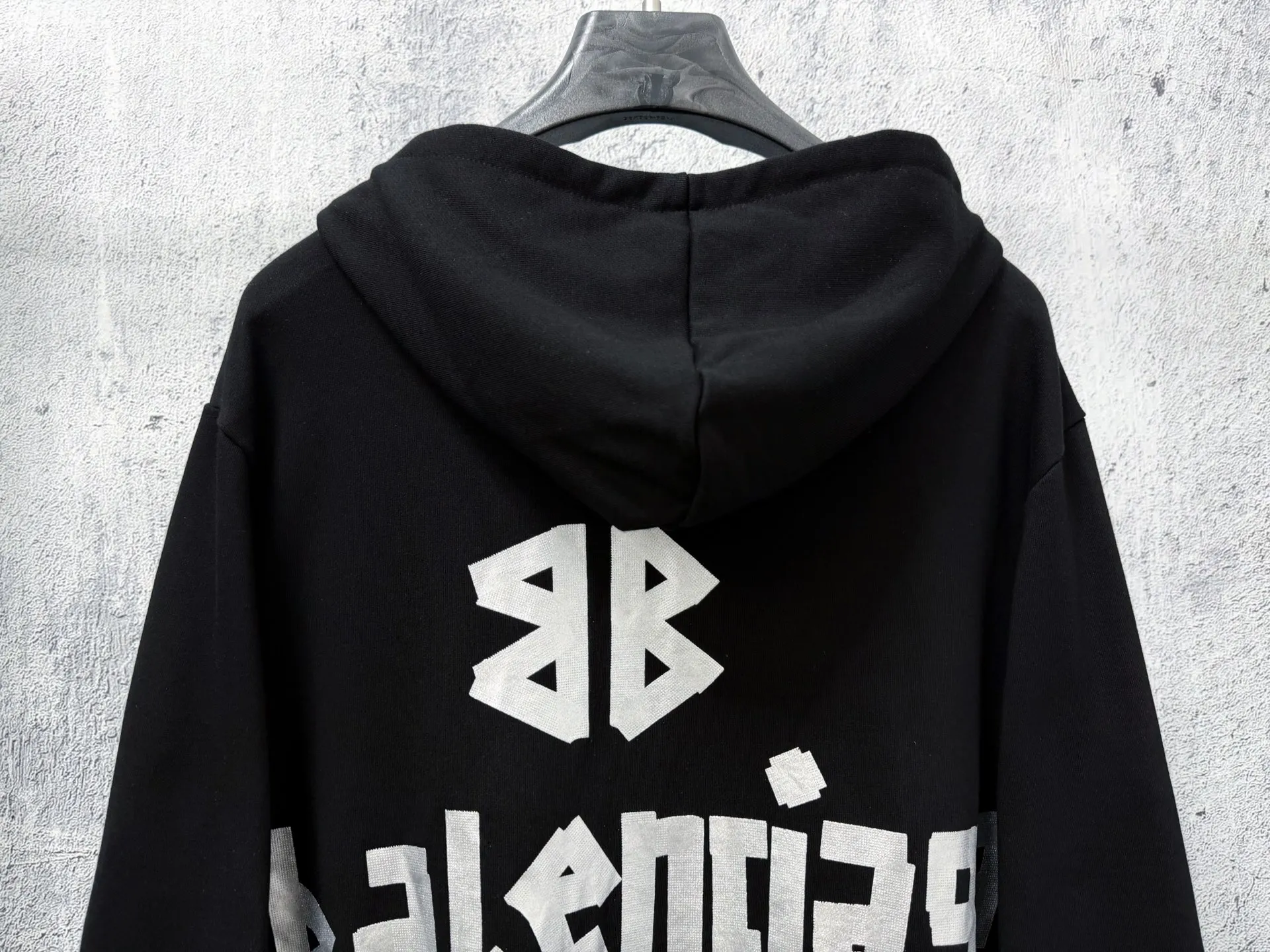 【BALENCI*GA】Paris Classic Sweatshirt with Bad Letters. The fabric is made of Paris ZP custom-woven and dyed cotton sweatshirt. The weight is 450 grams. The cloth surface is clean. The cloth pattern is clear. It is soft and comfortable. It has good color fastness and is not easy to color change. The threads are woven and dyed with no color difference. The printing uses imported environmentally friendly rubber paddles, precision stencils, and fine LOGO letters with clear and burr-free edges. The effect is three-dimensional. Restore the brick cabinet. The version adopts the OS loose shoulder version. Same Style Size for men and women: S-XL